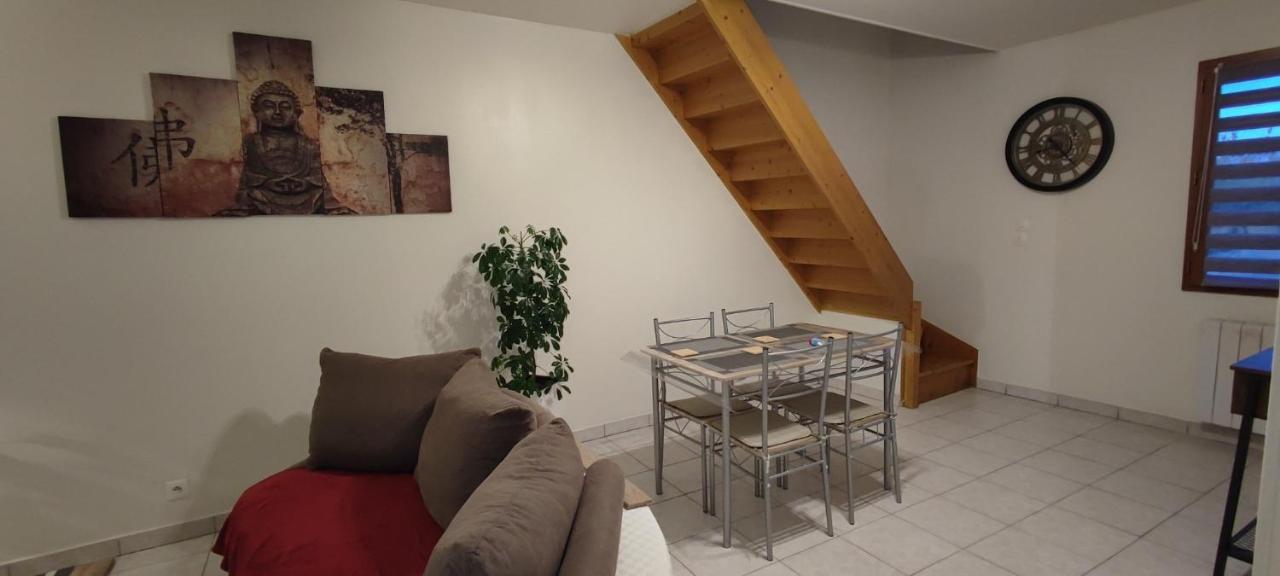 Au Pied Du Chateau 2 Bellegarde-du-Loiret Room photo